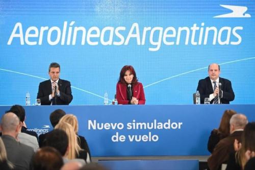 Massa en campaña con CFK defendió el rol de Aerolíneas Argentinas